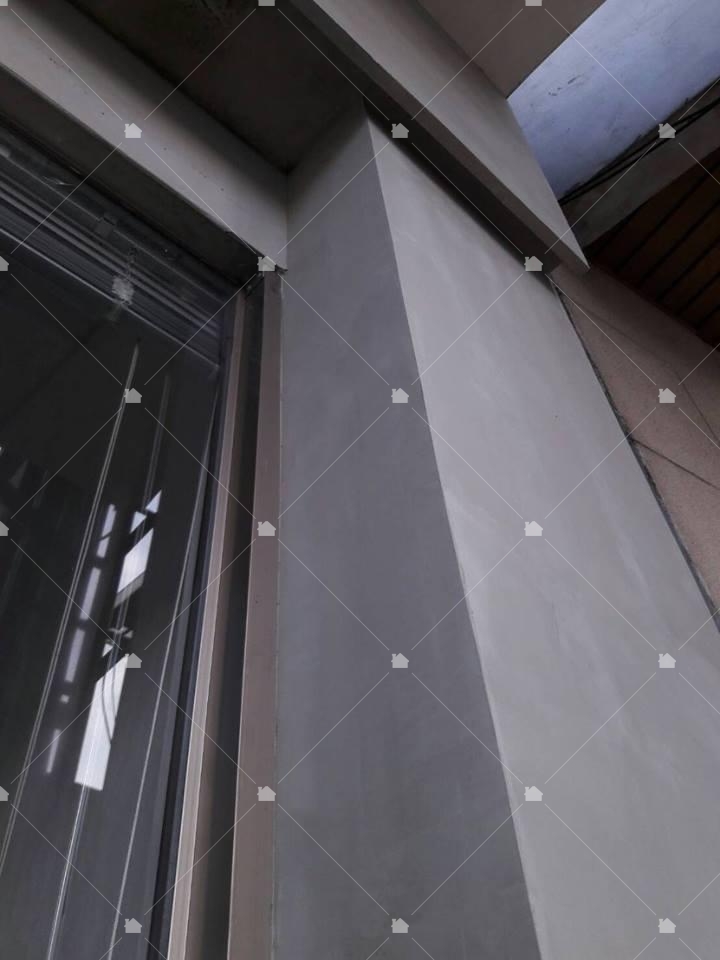 水泥自然質感牆面，由屏東郭先生分享使用樂土灰泥施作於家具店門面裝飾的作品(本圖引用自樂土臉書)。